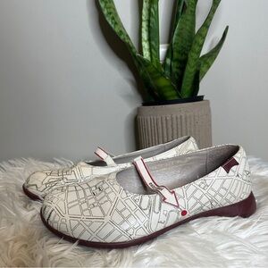 Campers rare Estoy Aqui map print flats